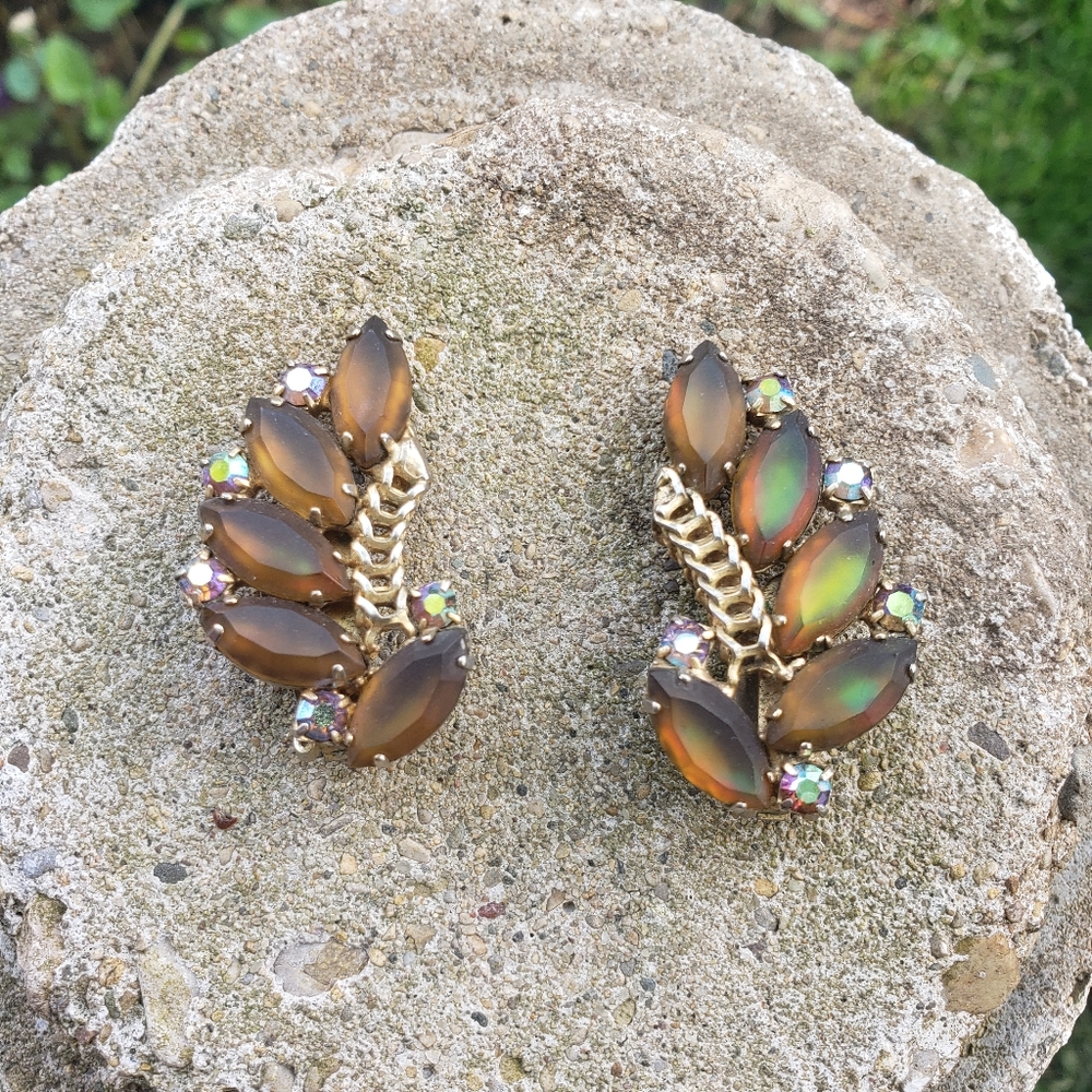 Beautiful vintage Hobé clip on earrings